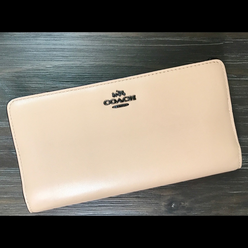 Coach skinny wallet in refined calf leather.